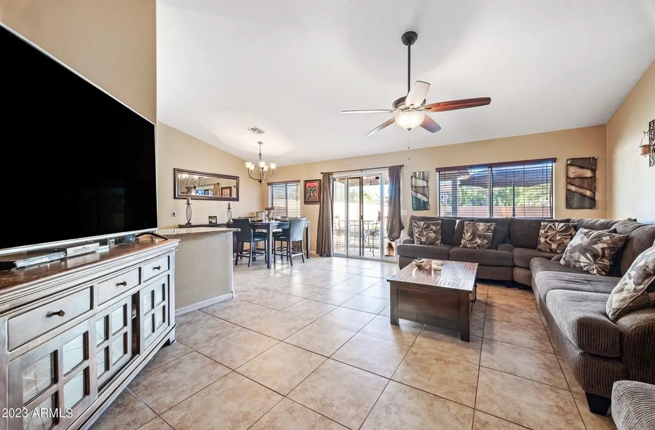 3 bed, 1429 sqft, $2,200 — Photo 3