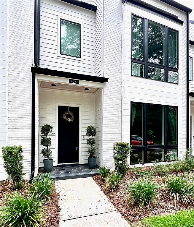 3 bed, 2.5 bath, 2026 sqft, $3,600 — Photo 1