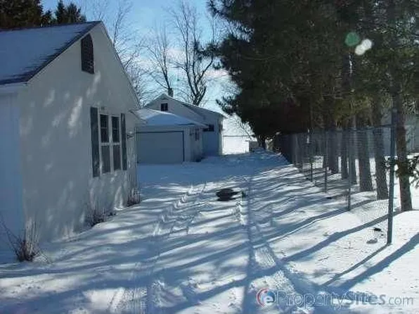 8979 Pine Ln, Fremont, WI 54940