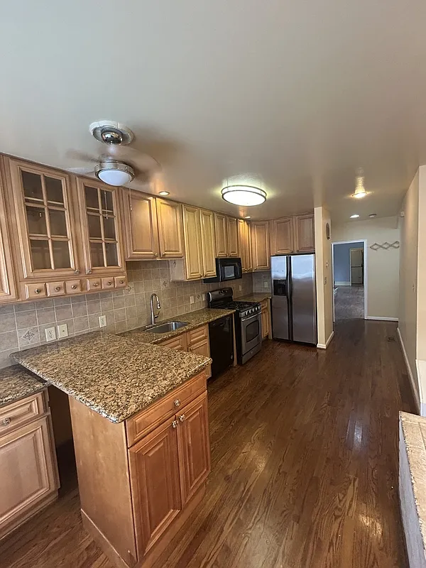 3 bed, 2.5 bath, 2130 sqft, $2,300 — Photo 2
