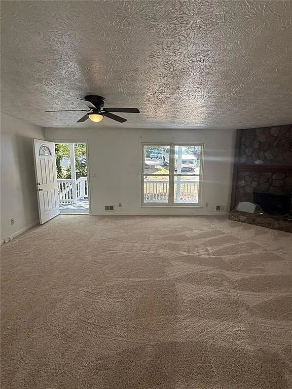 3 bed, 2.0 bath, 2668 sqft, $2,350 — Photo 2
