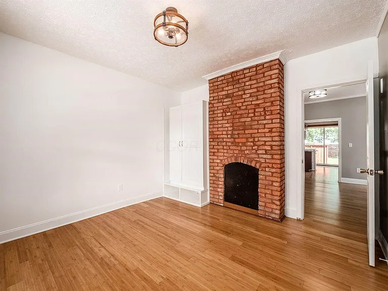 574 Seymour Ave — Photo 5