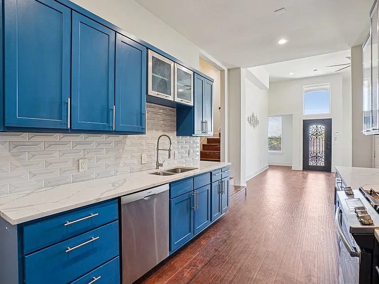 422 N Marlborough Ave — Photo 39