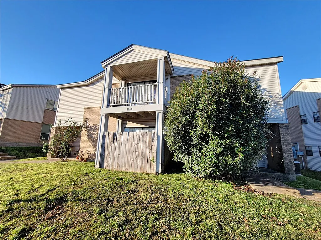 2 bed, 999 sqft, $1,300 — Photo 1