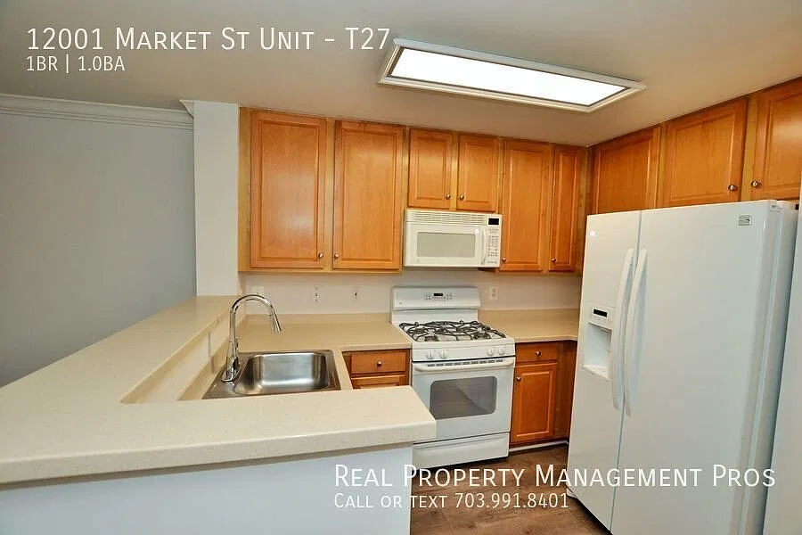 Beautifully Maintained 1st Floor Condo Available in Market Street at Town Center! — Photo 2