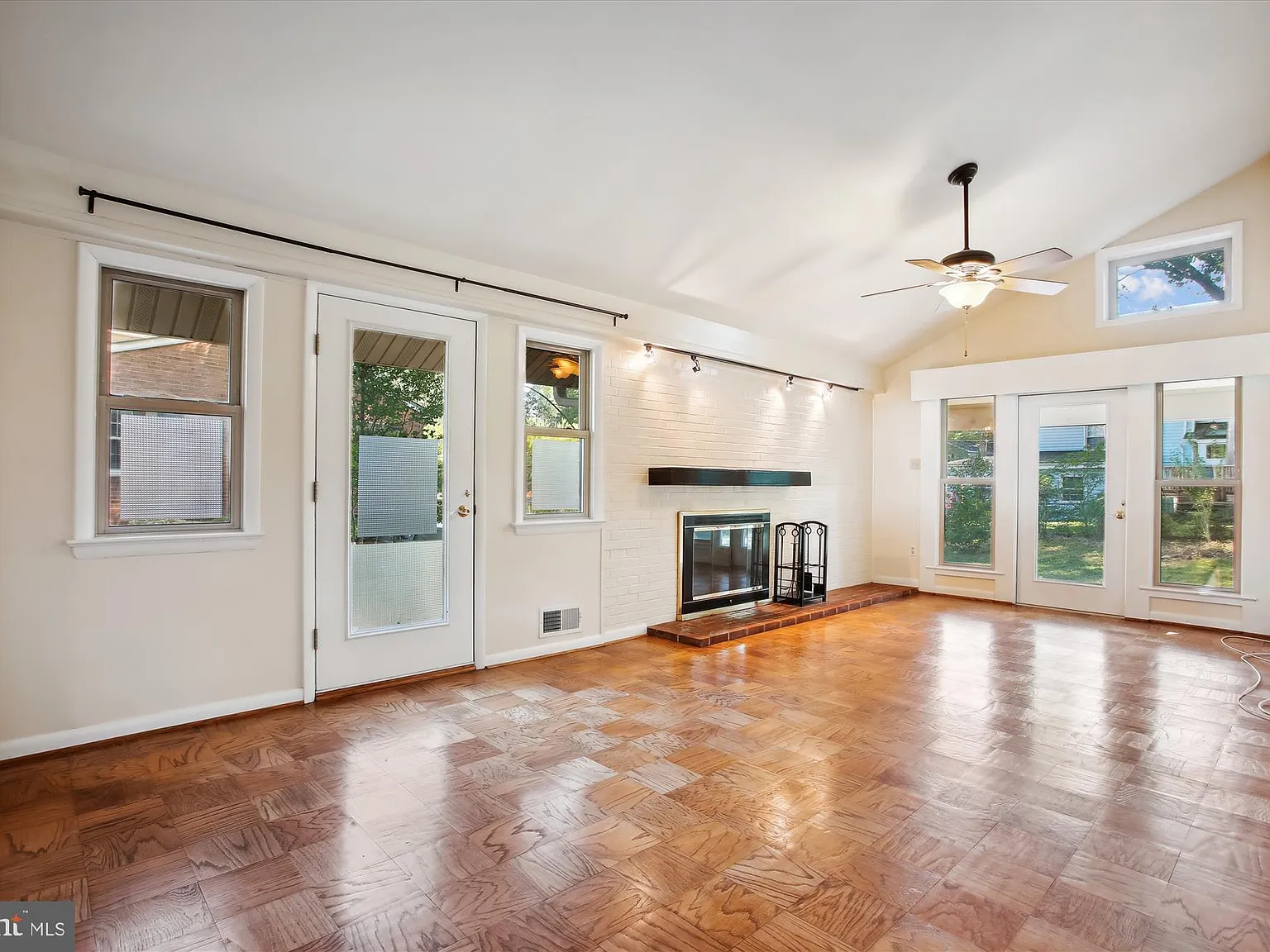 3 bed, 1950 sqft, $4,200 — Photo 4