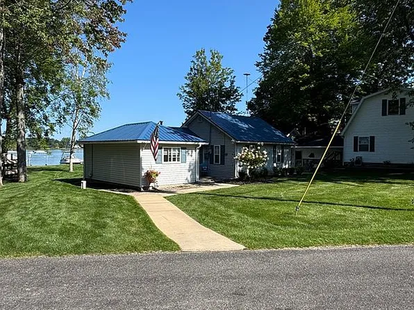 1051 Clifford Lake Dr, Stanton, MI 48888
