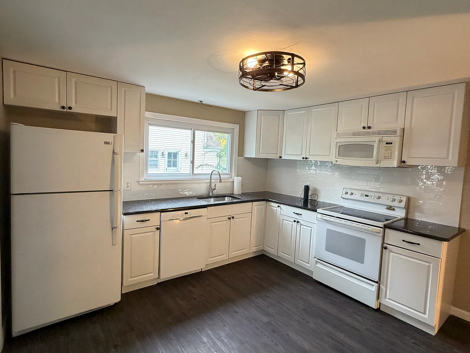 2 bed, 850 sqft, $2,200 — Photo 1