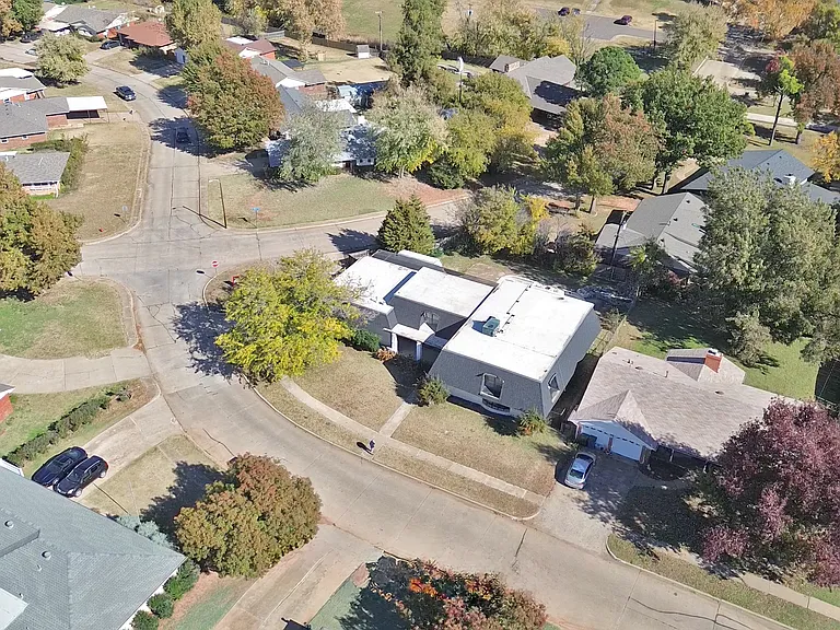3120 Shadybrook Dr — Photo 4