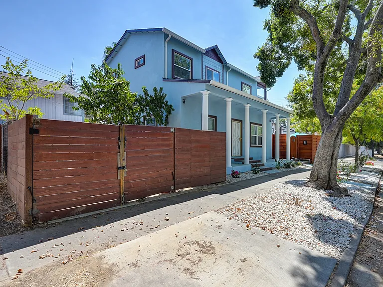 2733 32nd St — Photo 24