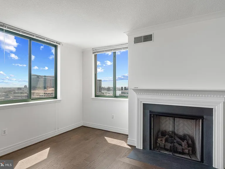 414 Water St #1812 — Photo 8