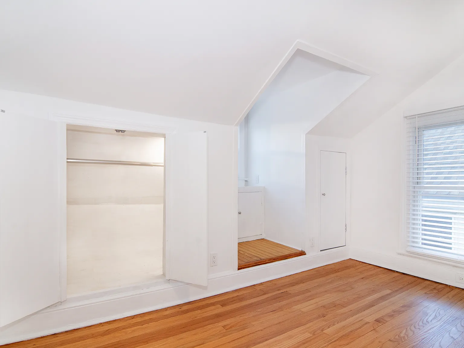 2 bed, 700 sqft, $2,600 — Photo 3