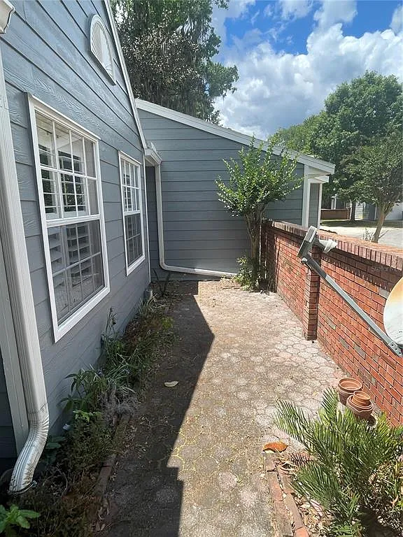 Building Photo - 324 NW 48th Blvd #K