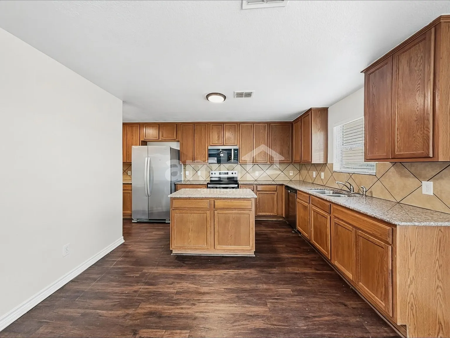 4 bed, 2.5 bath, 2422 sqft, $2,325 — Photo 4
