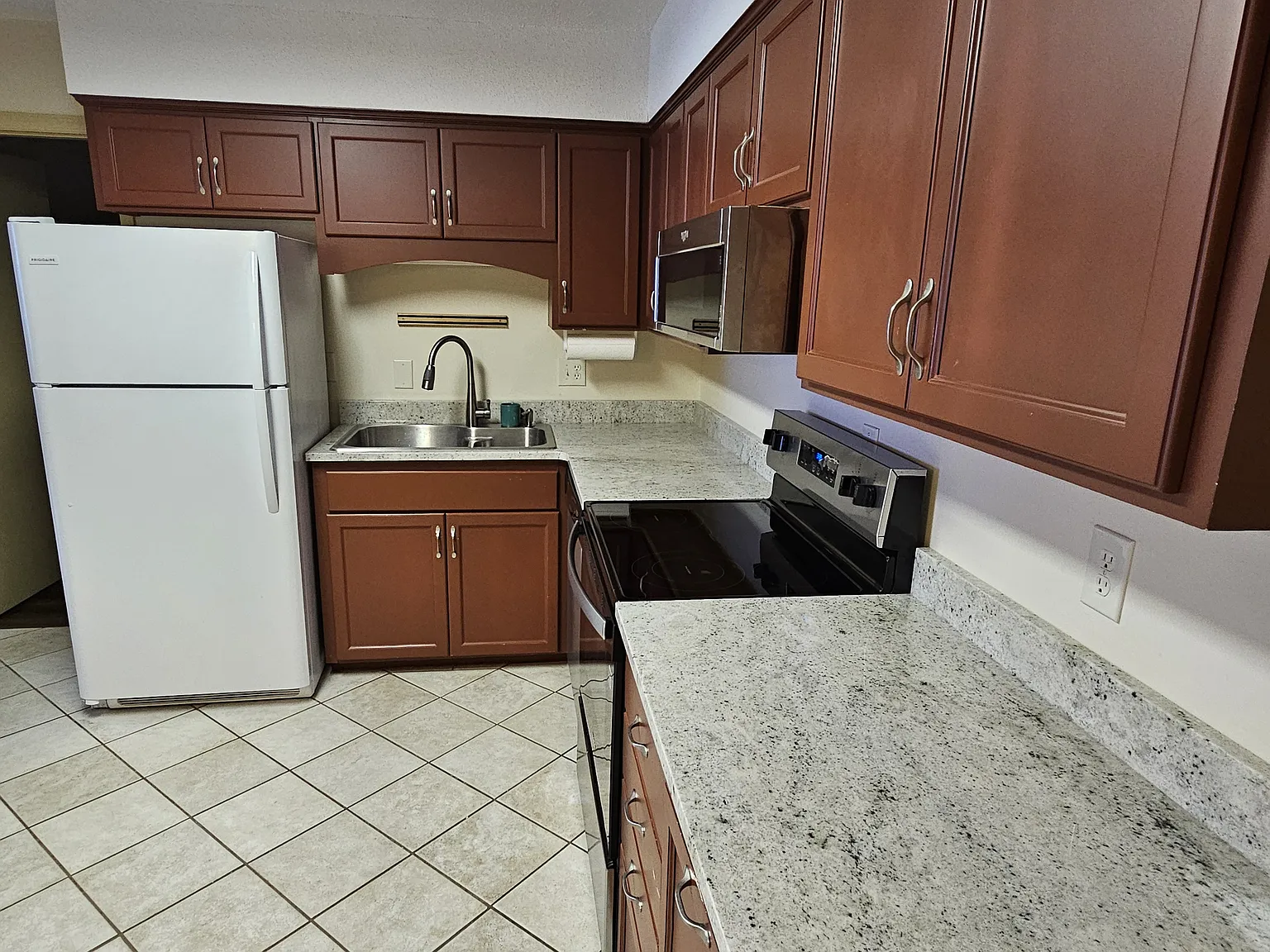 3 bed, 1134 sqft, $1,800 — Photo 2