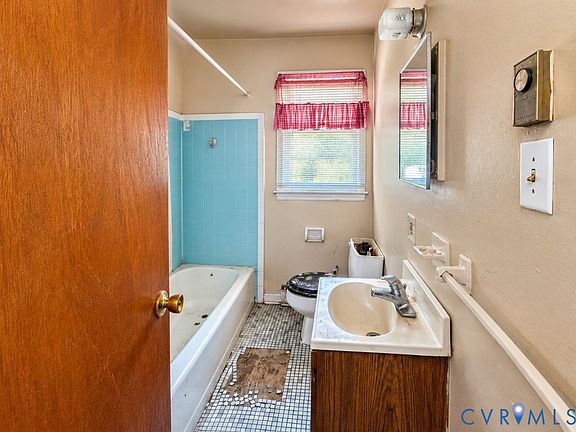 4th image of 834 Miller St