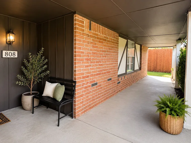 808 Mars Cir — Photo 2