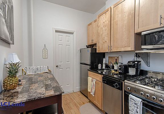 3rd image of 211 E 88th St APT 1A