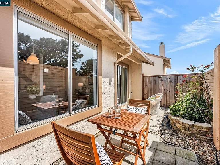 392 Bayview Cir — Photo 40