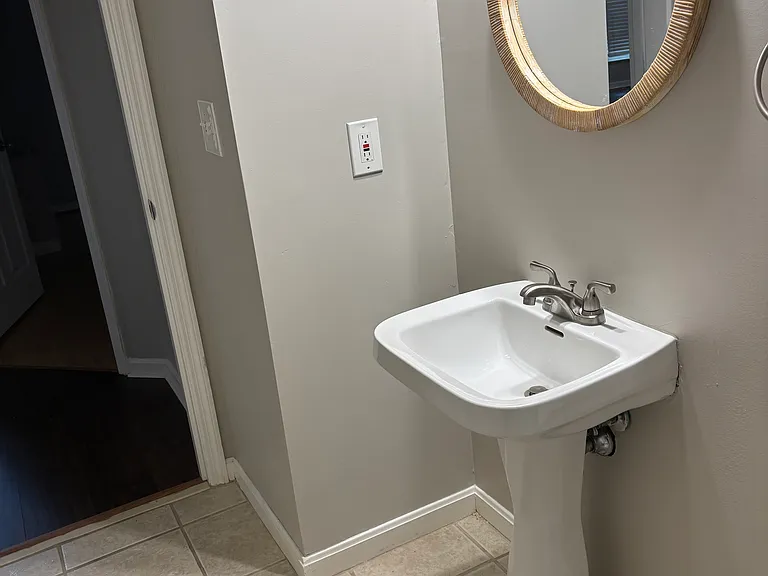 410 Washburn Ave — Photo 5