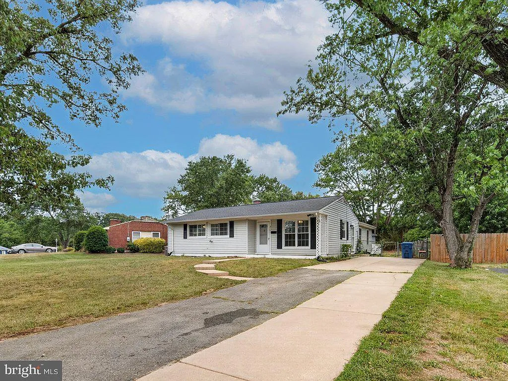 5 bed, 3.0 bath, 1741 sqft, $4,195 — Photo 4