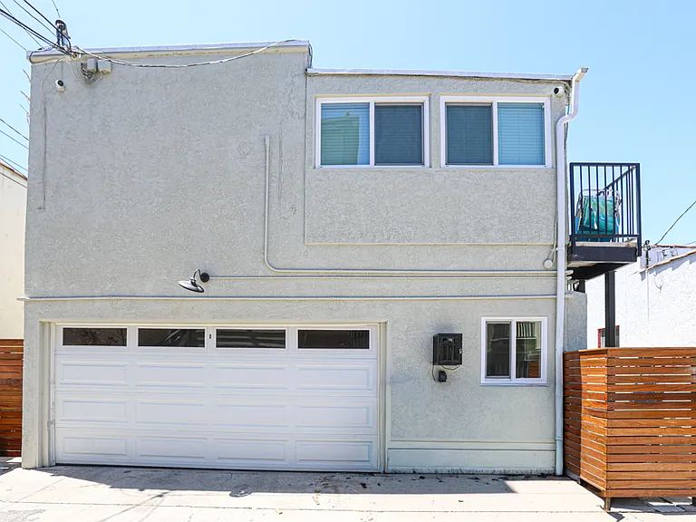 70 Roycroft Ave #B — Photo 2