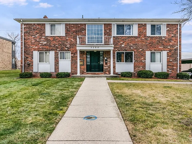 3106 Holiday Dr — Photo 1