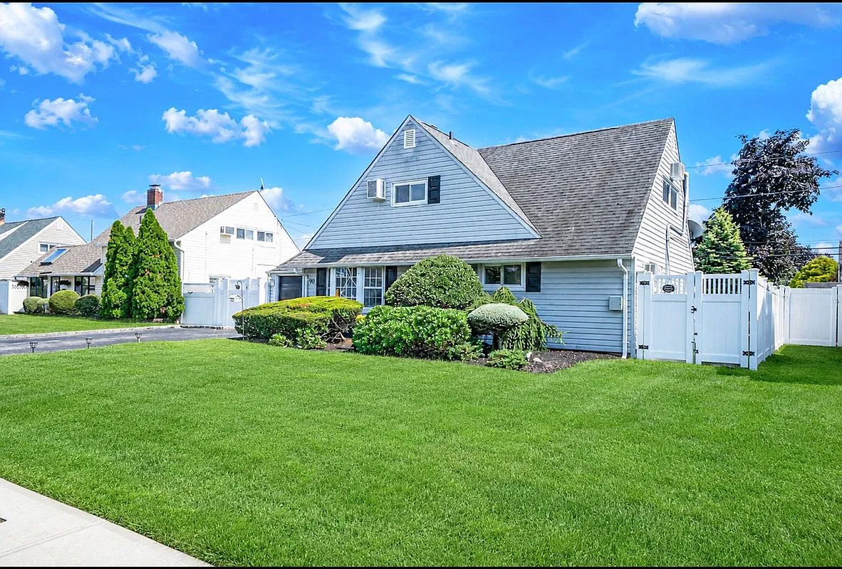 4 bed, 2.0 bath, 1540 sqft, $4,700 — Photo 2