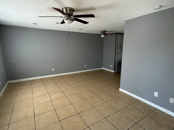 2810 Daniel Dr, Violet, LA 70092