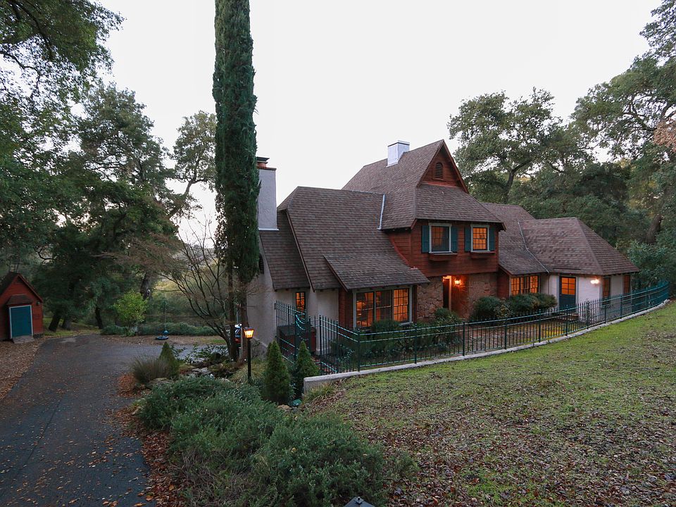 Grand house, peaceful settin