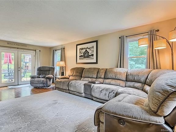 3rd image of 9 Meadow Dr