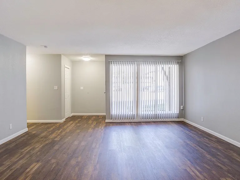 Wornall Place Apartments — Photo 4