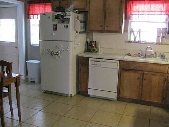 4th image of 1400 Chuckwagon Dr