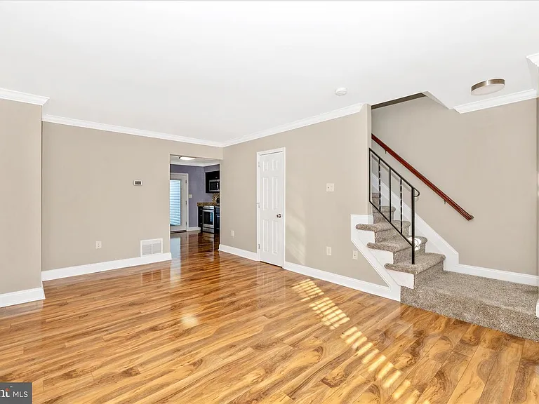 557 Lancaster Pl — Photo 2