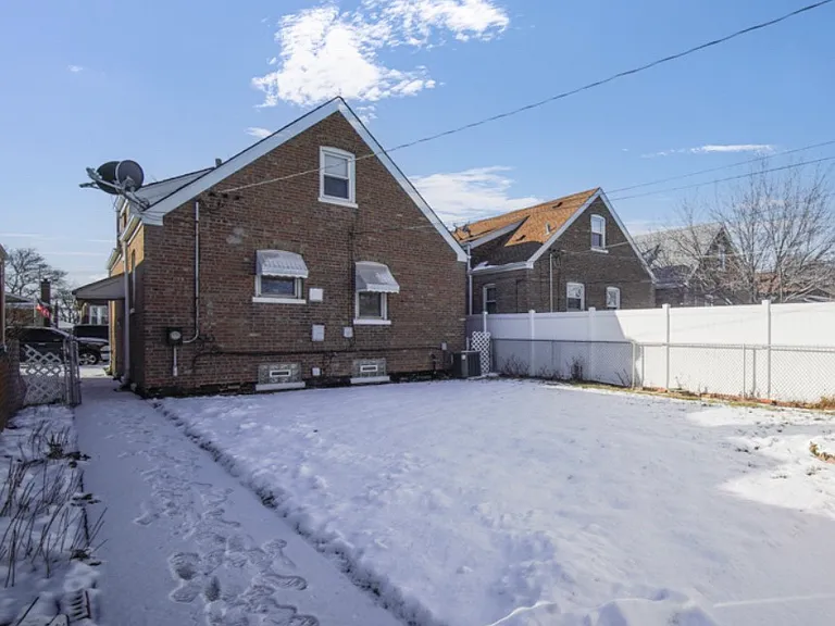 6215 S Moody Ave — Photo 2