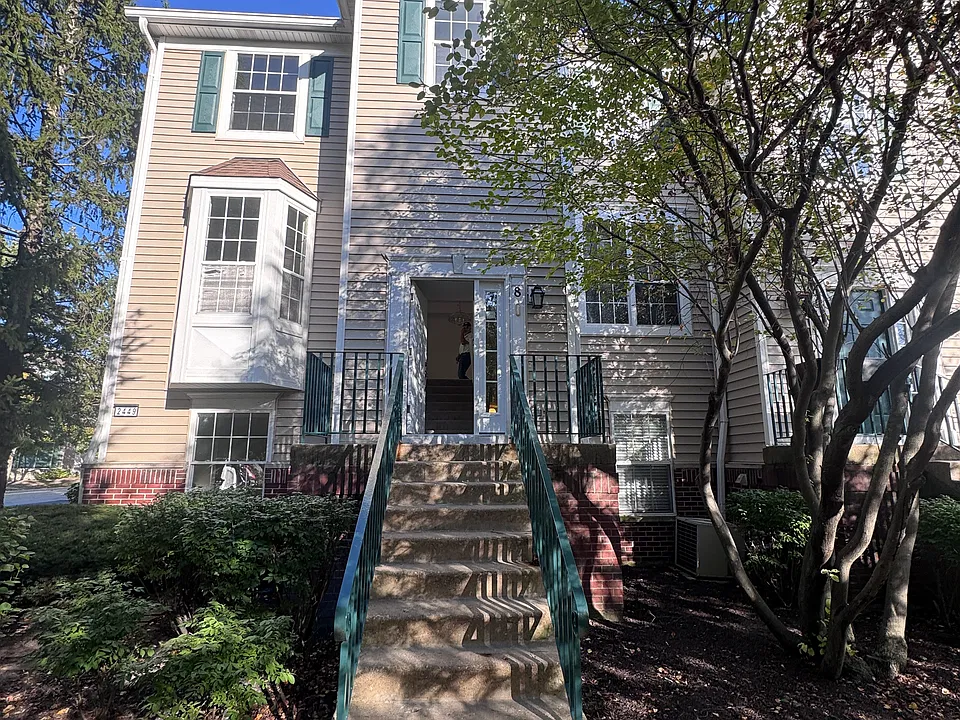 2449 Courtyard Cir #8