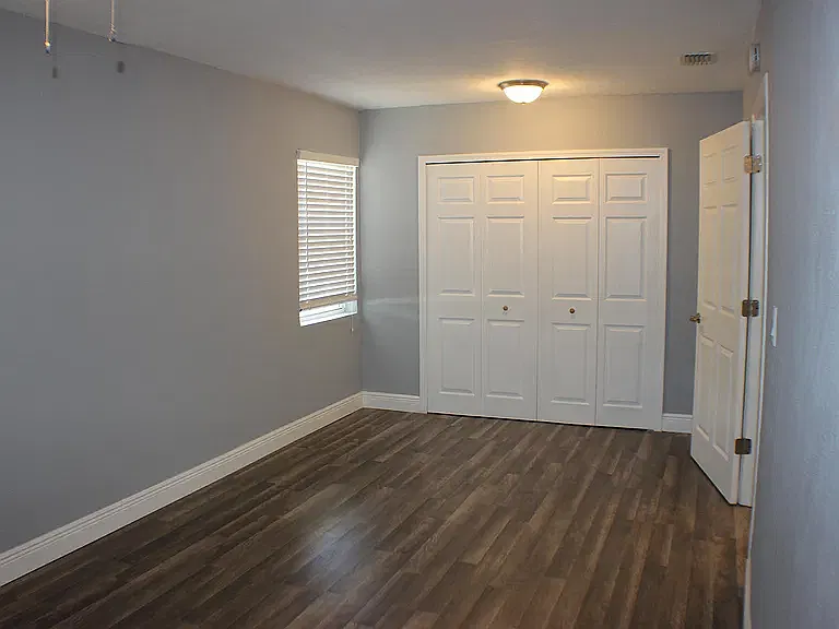 1042 Cabot Dr NE — Photo 4