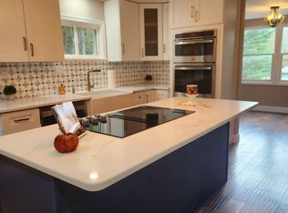 1 Mountain Crest Dr, Lake Ariel, PA 18436