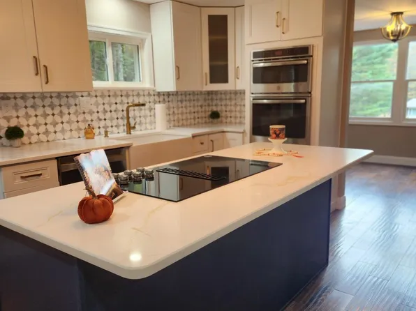 1 Mountain Crest Dr, Lake Ariel, PA 18436