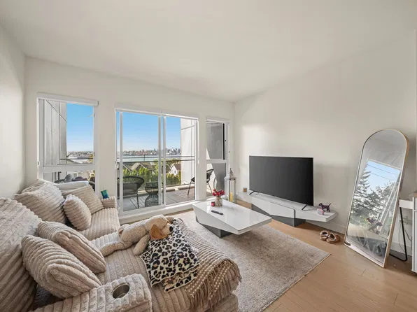 422 E 3rd St #309, North Vancouver, BC V7L 1E6