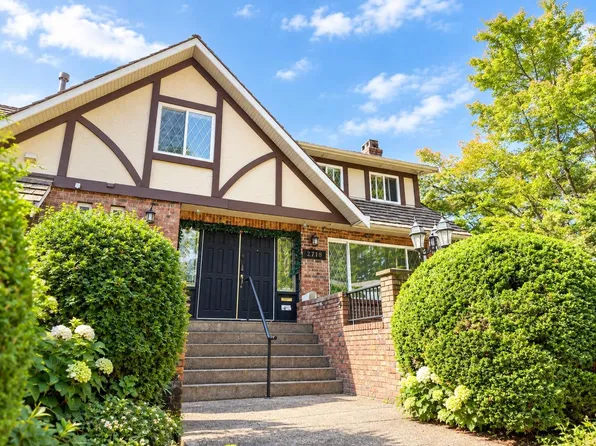 2718 Byron Pl, North Vancouver, BC V7H 2K8