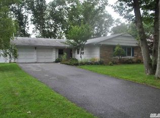 47 Bonnie Ln, Stony Brook, NY 11790