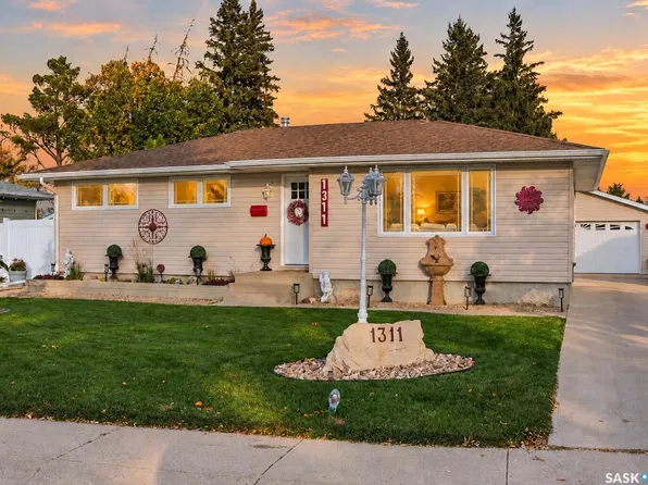 1311 Queen Crescent, Moose Jaw, SK S6H 3G5