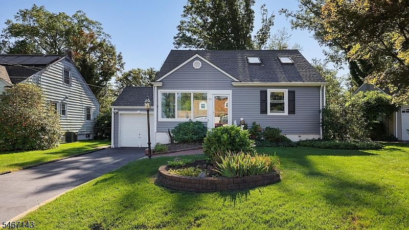 1st image of 15 Waverly Pl