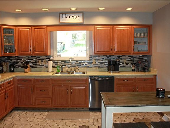 5th image of 18 Chestnut Hill Dr