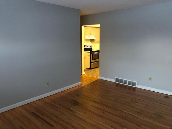 3rd image of 618 Warrington Dr