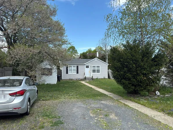 7 Bristol St, Huntington, NY 11743