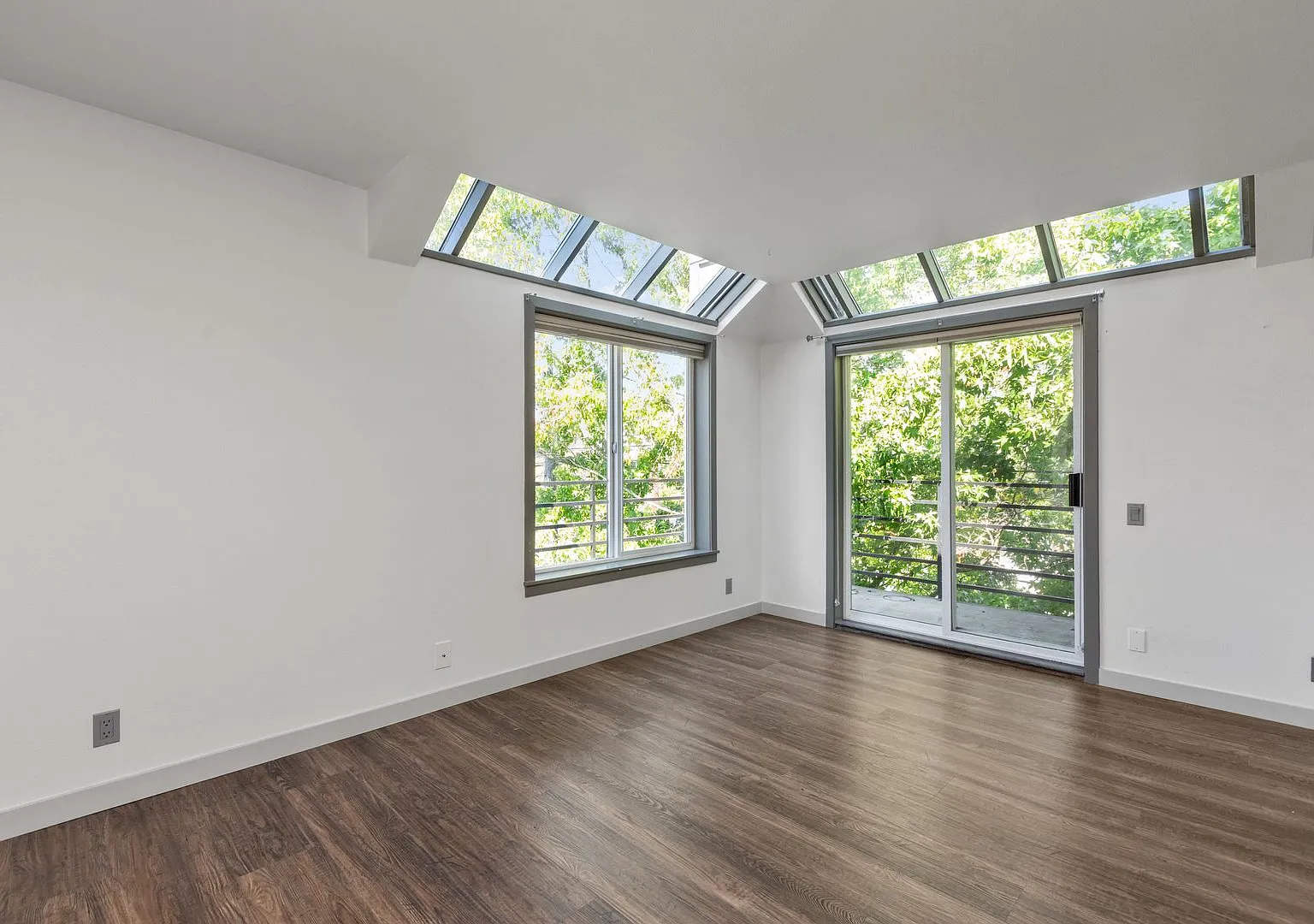 2-Bedroom Queen Anne Condo with Secured Parking — Photo 2