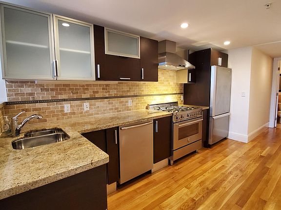 2nd image of 1043 Valencia St APT 2