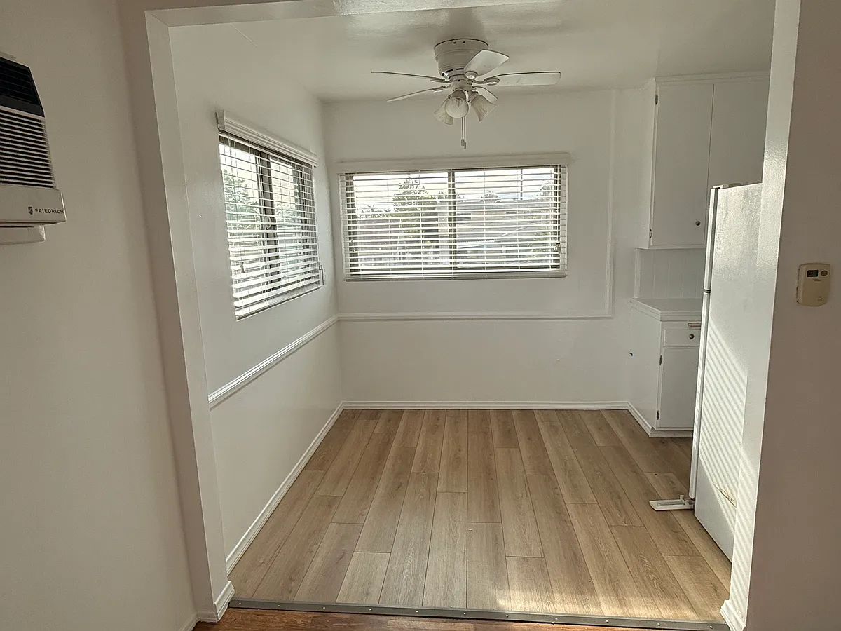 Building Photo - 3632 Greenfield Ave #3